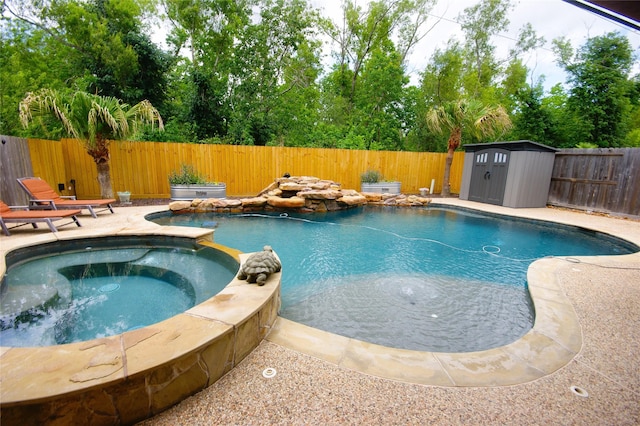 8611 Riverbend Canyon Ln, Houston, TX 77089 - view of swimming pool featuring a fenced backyard, a pool with connected hot tub, and view of wooded area