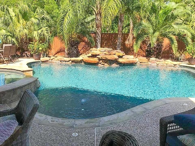 8611 Riverbend Canyon Ln, Houston, TX 77089 - view of swimming pool featuring a fenced backyard and a pool with connected hot tub