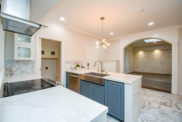 201 Vanderpool Ln Unit 27, Houston, TX 77024 - kitchen featuring ventilation hood, blue cabinetry, arched walkways, dishwasher, and a sink