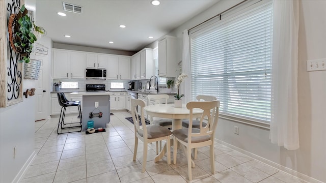 20703 Emerald Spruce Ct, Kingwood, TX 77346 - dining area with light tile patterned floors, recessed lighting, and baseboards