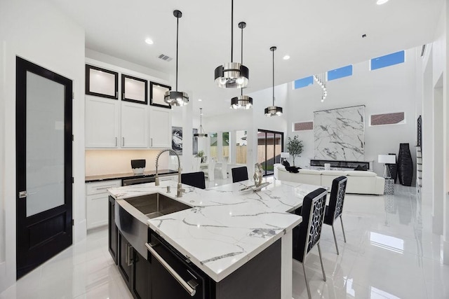3379 Tampa St, Houston, TX 77021 - kitchen featuring black dishwasher, a sink, open floor plan, a large island with sink, and pendant lighting