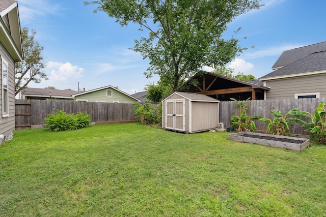 2604 Cochran St, Houston, TX 77009 - view of yard featuring a garden