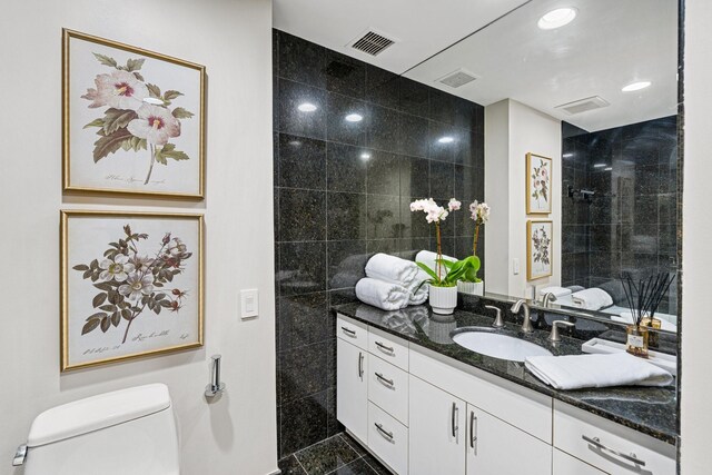 2001 Holcombe Blvd Unit Ph4, Houston, TX 77030 - bathroom with toilet, vanity, granite floors, tiled shower, and recessed lighting