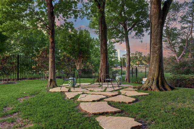 2001 Holcombe Blvd Unit Ph4, Houston, TX 77030 - view of yard at dusk