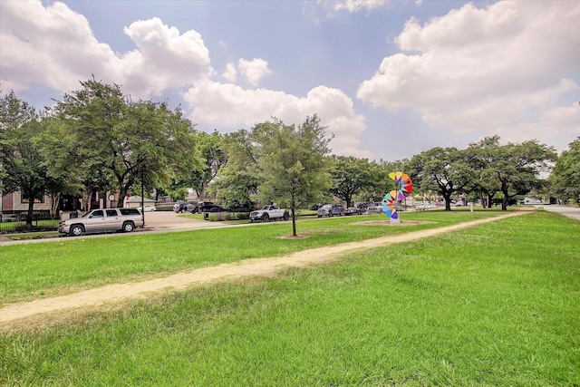 542 Arlington St, Houston, TX 77007 - view of property's community with a lawn