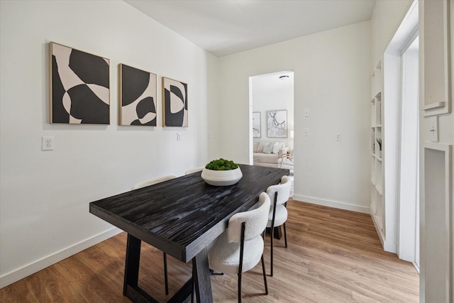 542 Arlington St, Houston, TX 77007 - dining area featuring light wood finished floors and baseboards