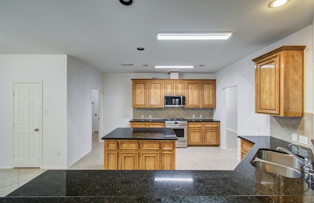 12223 Ayrshire Pl, Houston, TX 77089 - kitchen with stainless steel appliances, a sink, light tile patterned floors, decorative backsplash, and recessed lighting
