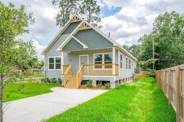 8022 Yoe St, Houston, TX 77078 - view of front facade featuring covered porch