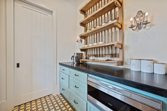 1915 Kirby Dr, Houston, TX 77019 - bar area featuring stainless steel microwave