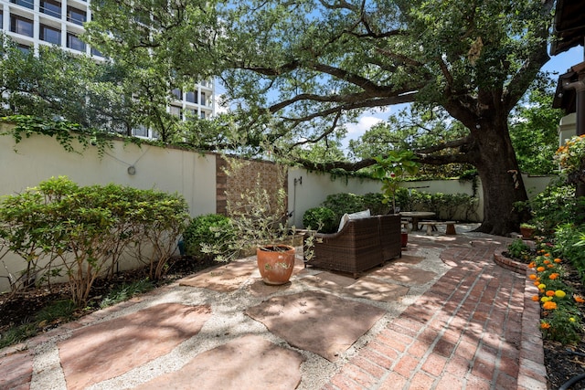 1915 Kirby Dr, Houston, TX 77019 - view of patio / terrace with outdoor lounge area