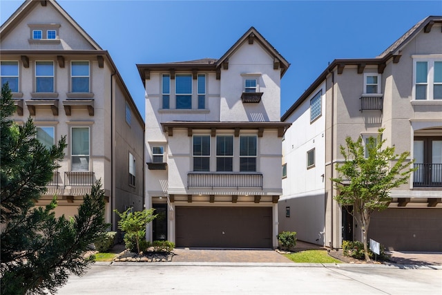 1511 Peyton Oaks Pl, Houston, TX 77043 - view of front of property with stucco siding, driveway, and a garage
