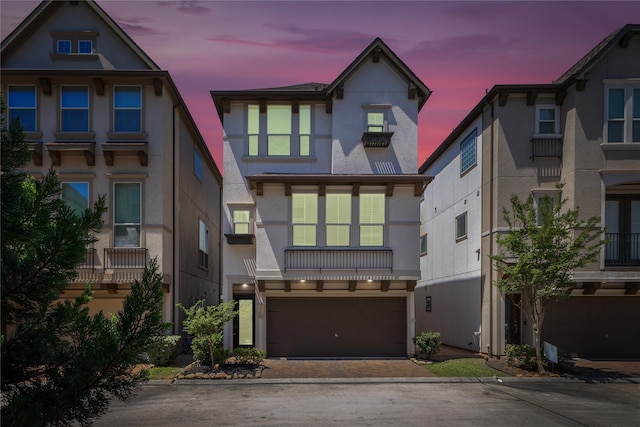 1511 Peyton Oaks Pl, Houston, TX 77043 - view of front of house with stucco siding, driveway, and an attached garage