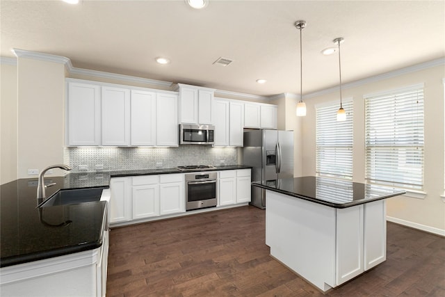 1511 Peyton Oaks Pl, Houston, TX 77043 - kitchen with stainless steel appliances, dark countertops, a sink, crown molding, and decorative backsplash