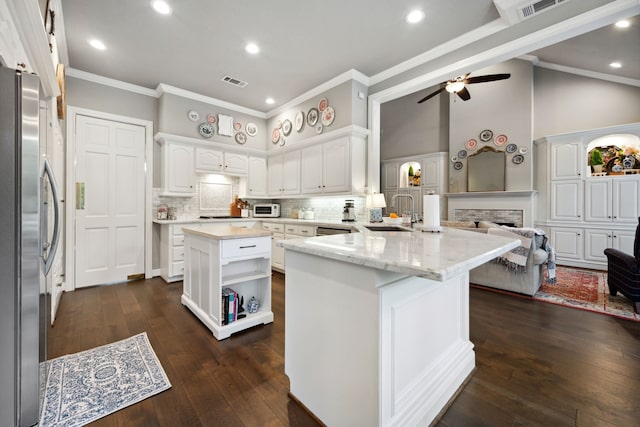 1714 Chestnut Grove Ln, Houston, TX 77345 - kitchen featuring a sink, freestanding refrigerator, a peninsula, white cabinetry, and a ceiling fan