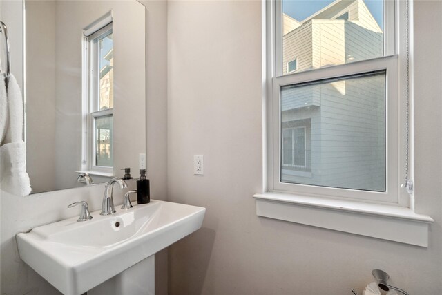 2809 St Emanuel St, Houston, TX 77004 - bathroom featuring a sink