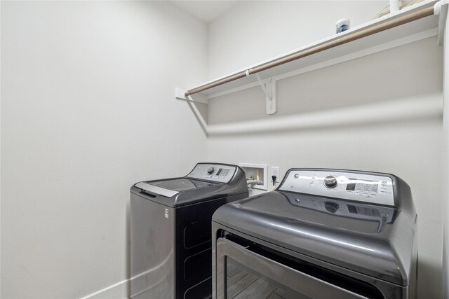 2809 St Emanuel St, Houston, TX 77004 - laundry area featuring washing machine and clothes dryer