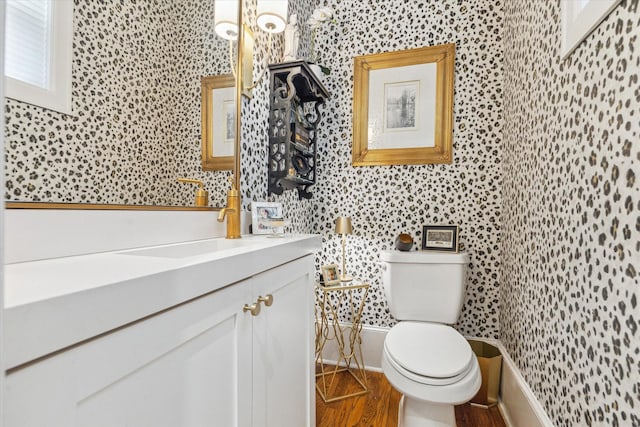 414 E 28th St, Houston, TX 77008 - bathroom with wallpapered walls, toilet, vanity, and baseboards