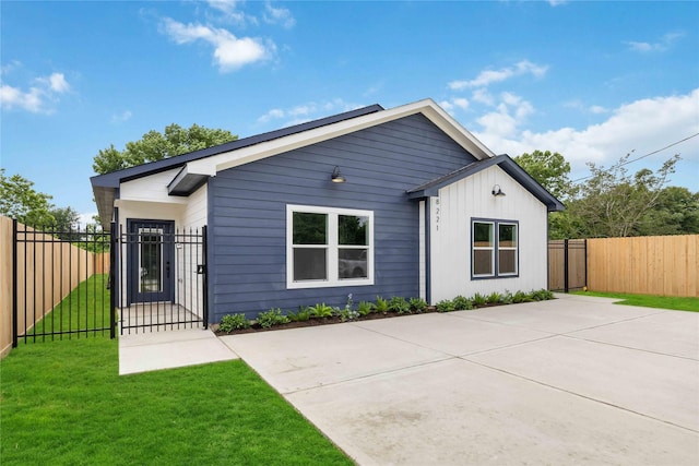 8221 Tower St, Houston, TX 77088 - view of front of home featuring a gate