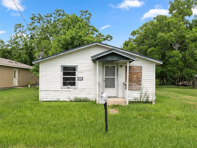 3200 Moore Ave, Bay City, TX 77414 - bungalow-style house with a front lawn