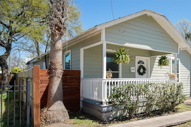 2116 Carter St, Houston, TX 77008 - bungalow-style house featuring covered porch