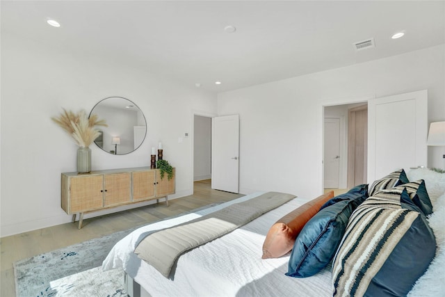 5439 Darling St, Houston, TX 77007 - bedroom with light wood-style floors and recessed lighting