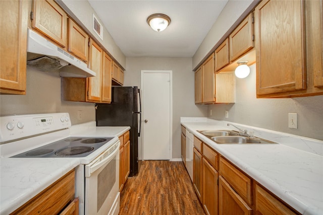 9700 Leawood Blvd Unit 7/16, Houston, TX 77099 - kitchen with white appliances, under cabinet range hood, a sink, dark wood-style flooring, and light countertops