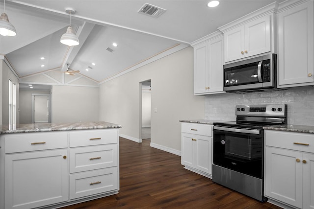 809 E Bowie Ave, Crockett, TX 75835 - kitchen with stainless steel appliances, tasteful backsplash, baseboards, dark wood-style flooring, and ceiling fan