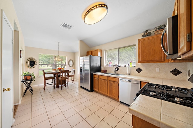 907 S Peach Hollow Ct, Pearland, TX 77584 - kitchen with stainless steel appliances, tasteful backsplash, plenty of natural light, and a sink