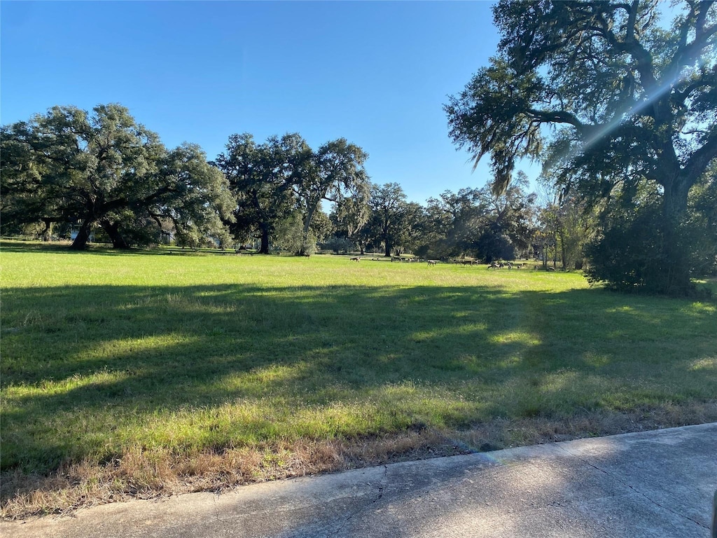 512 Rocking Horse Ct, Angleton, TX 77515