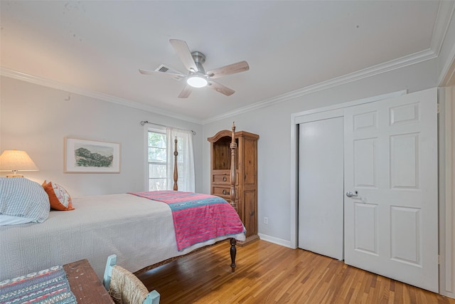 10318 Raritan Dr, Houston, TX 77043 - bedroom with light wood-style floors, ornamental molding, a closet, a ceiling fan, and baseboards