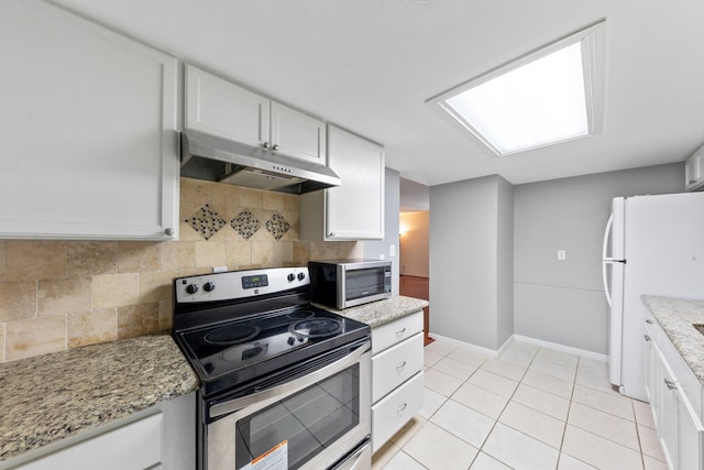 12633 Memorial Dr Unit 170, Houston, TX 77024 - kitchen featuring stainless steel appliances, under cabinet range hood, backsplash, white cabinetry, and baseboards