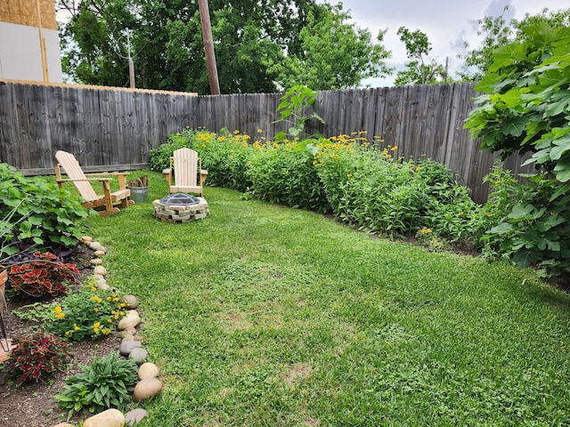 1101 E 38th St, Houston, TX 77022 - fenced backyard featuring an outdoor fire pit