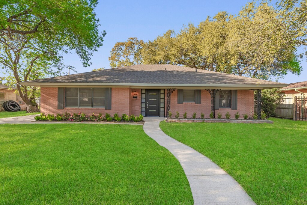 924 22nd Ave N, Texas City, TX 77590 - view of front facade with brick siding and a shingled roof