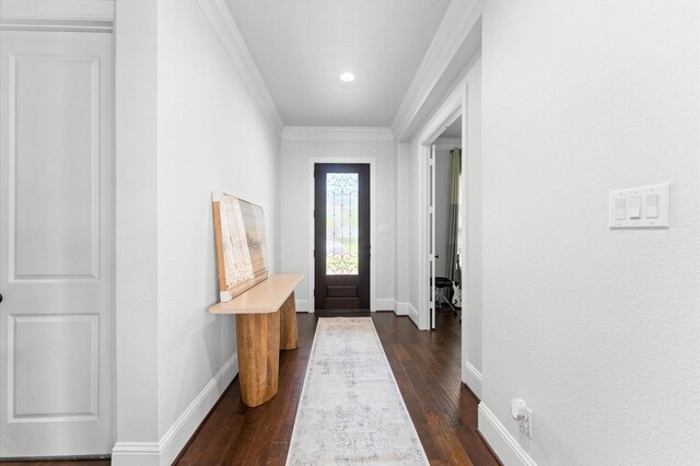 10110 Da Vinci Ct, Iowa Colony, TX 77583 - foyer featuring dark wood-style flooring, baseboards, and ornamental molding