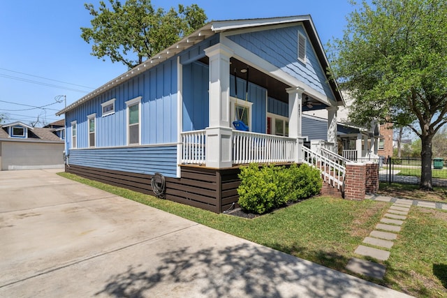 807 Vincent St, Houston, TX 77009 - view of front of home featuring a porch and board and batten siding