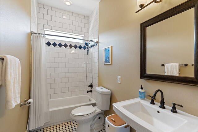807 Vincent St, Houston, TX 77009 - full bath with a sink, toilet, and shower / tub combo with curtain