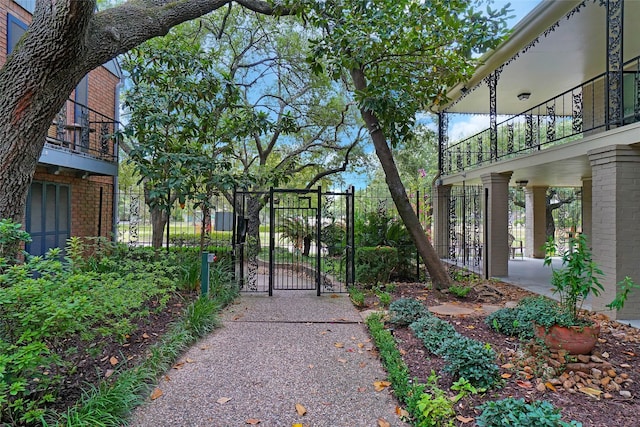 11550 Chimney Rock Rd Unit 324, Houston, TX 77035 - view of yard featuring a gate and a balcony