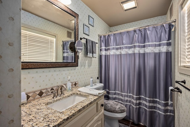 22 Indian Creek Loop, Kerrville, TX 78028 - full bath with wallpapered walls, toilet, vanity, and curtained shower