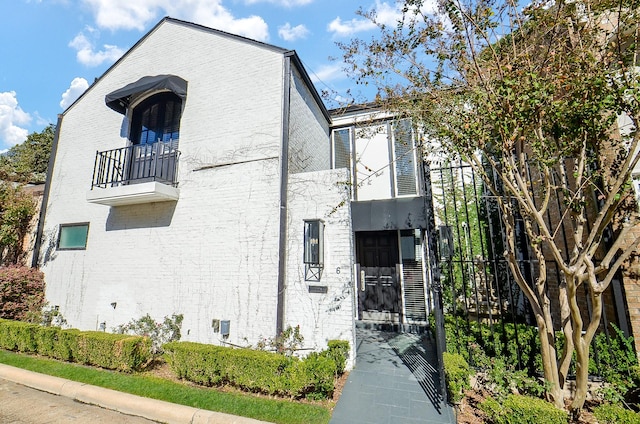 6 River Hollow Ln, Houston, TX 77027 - view of front of property with a balcony and brick siding