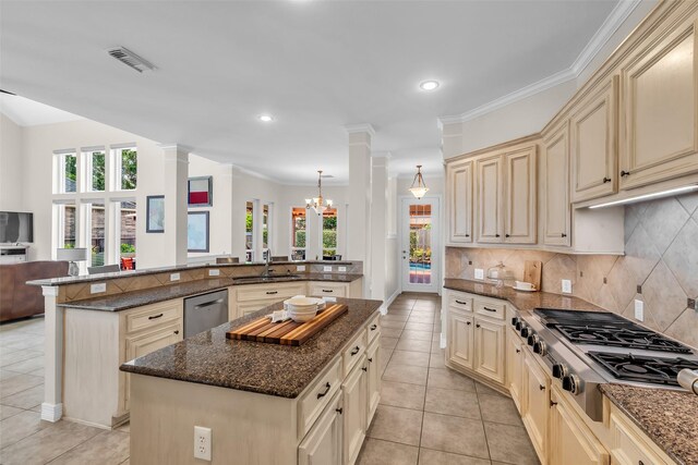 25607 Ryans Creek Ct, Katy, TX 77494 - kitchen featuring cream cabinets, appliances with stainless steel finishes, a sink, a center island, and open floor plan