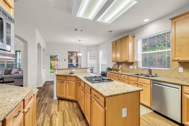 6406 Pine Reserve Dr, Spring, TX 77389 - kitchen featuring stainless steel appliances, a center island, decorative backsplash, and recessed lighting