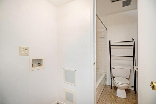 215 Postoffice St Unit 508, Galveston, TX 77550 - bathroom featuring toilet, washtub / shower combination, tile patterned floors, and baseboards