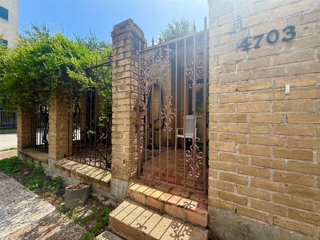 4703 Yoakum Blvd, Houston, TX 77006 - view of gate