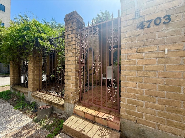 4703 Yoakum Blvd, Houston, TX 77006 - view of gate