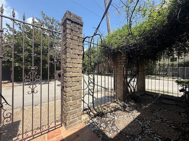 4703 Yoakum Blvd, Houston, TX 77006 - view of gate