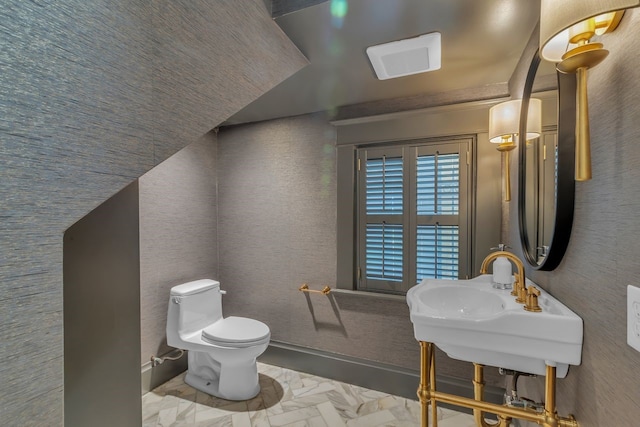 501 Avondale St, Houston, TX 77006 - half bathroom featuring toilet and a sink