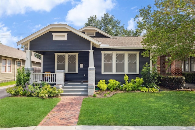 1128 W Temple St, Houston, TX 77009 - view of front facade featuring a porch, a front lawn, and roof with shingles