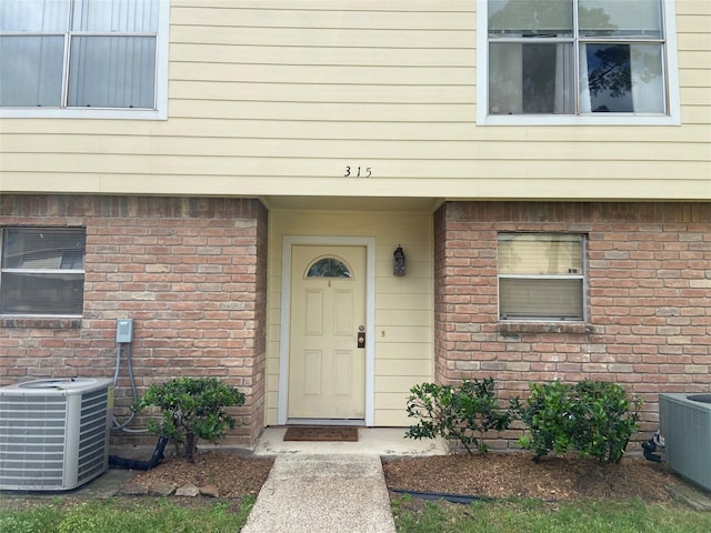 14515 N Wunderlich Dr Unit 315, Houston, TX 77069 - view of exterior entry featuring central AC and brick siding