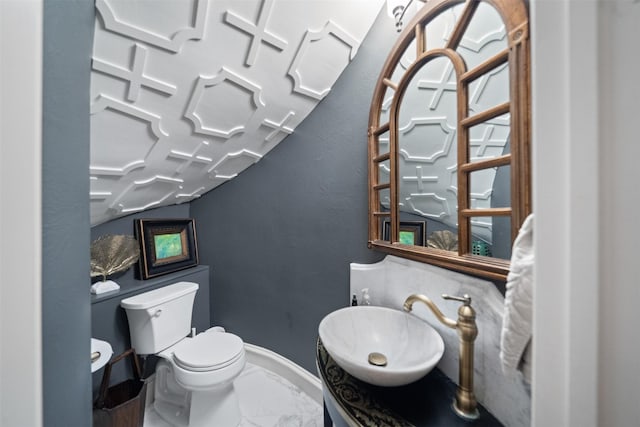 11 Hope Valley Pl, The Woodlands, TX 77382 - bathroom with toilet, marble finish flooring, vanity, and baseboards
