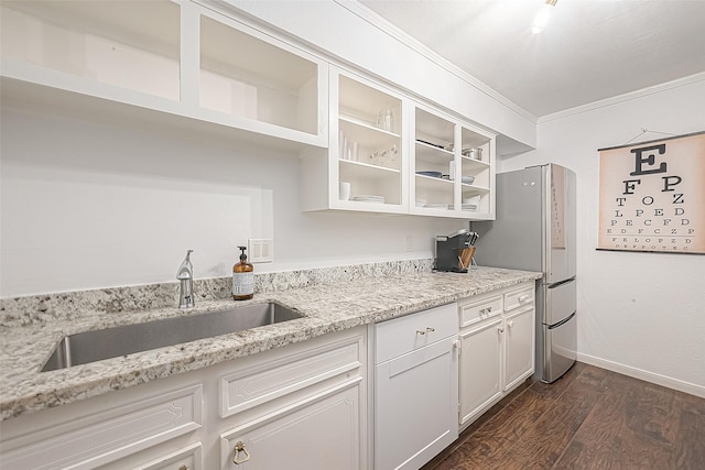 3131 Cummins St Unit 11, Houston, TX 77027 - kitchen featuring a sink, freestanding refrigerator, dark wood finished floors, crown molding, and glass insert cabinets